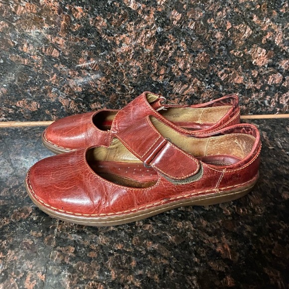 BORN Red Distressed Leather Mary Jane Flats Shoes 9.5 - Picture 4 of 10